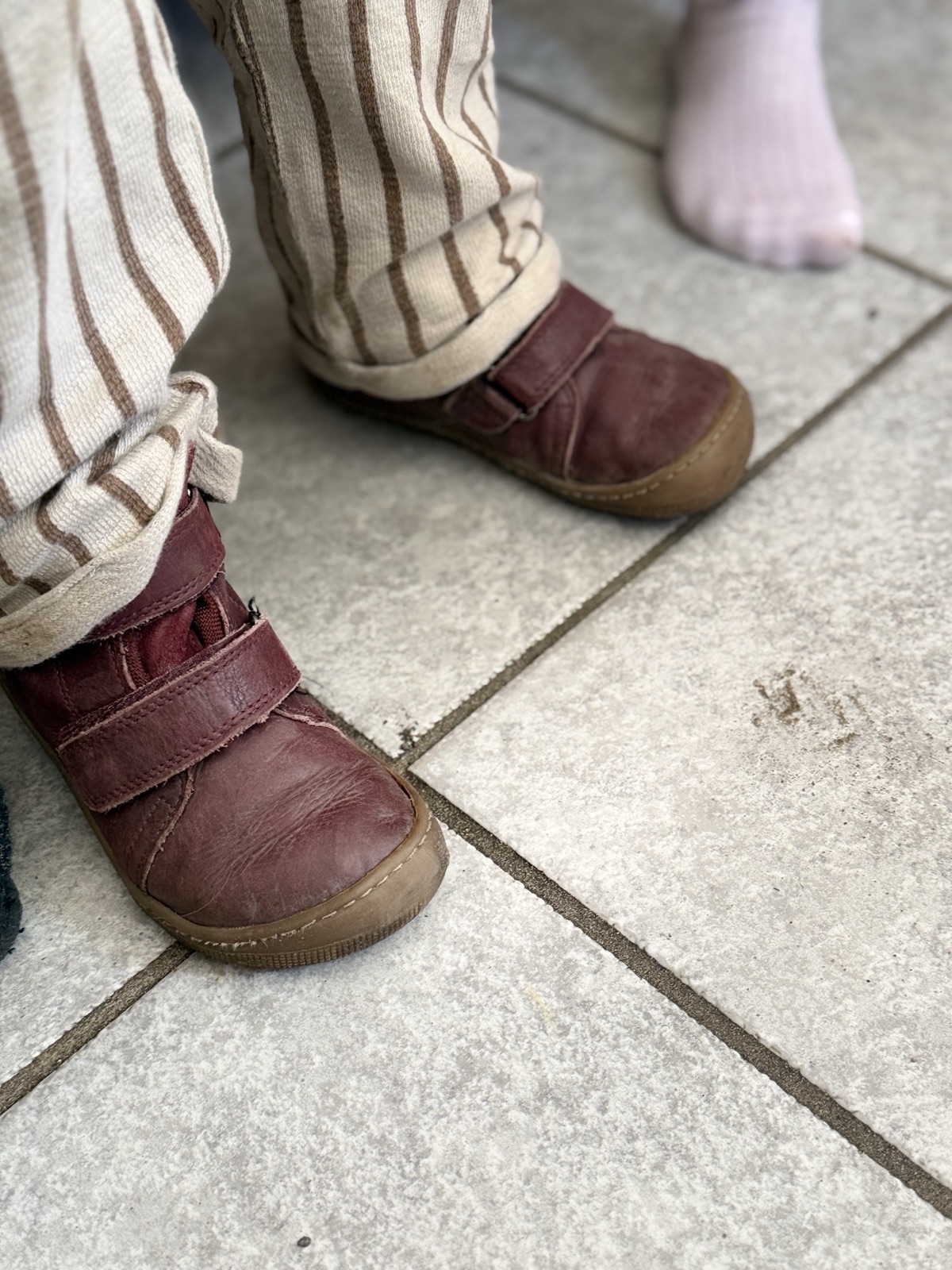 Kleinstkindfüße im Kita-Alltag