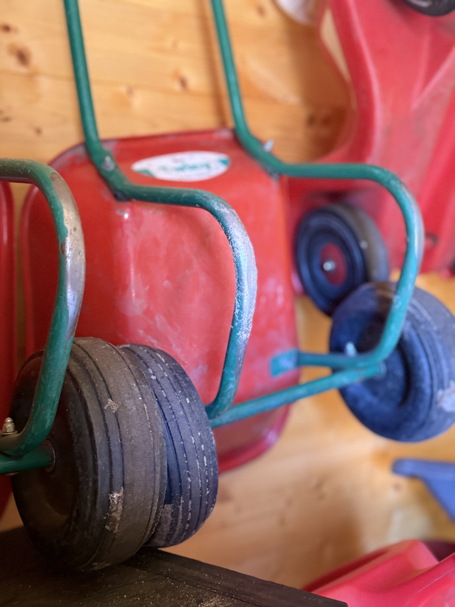 Kleinkinder entdecken die Natur im Freien
