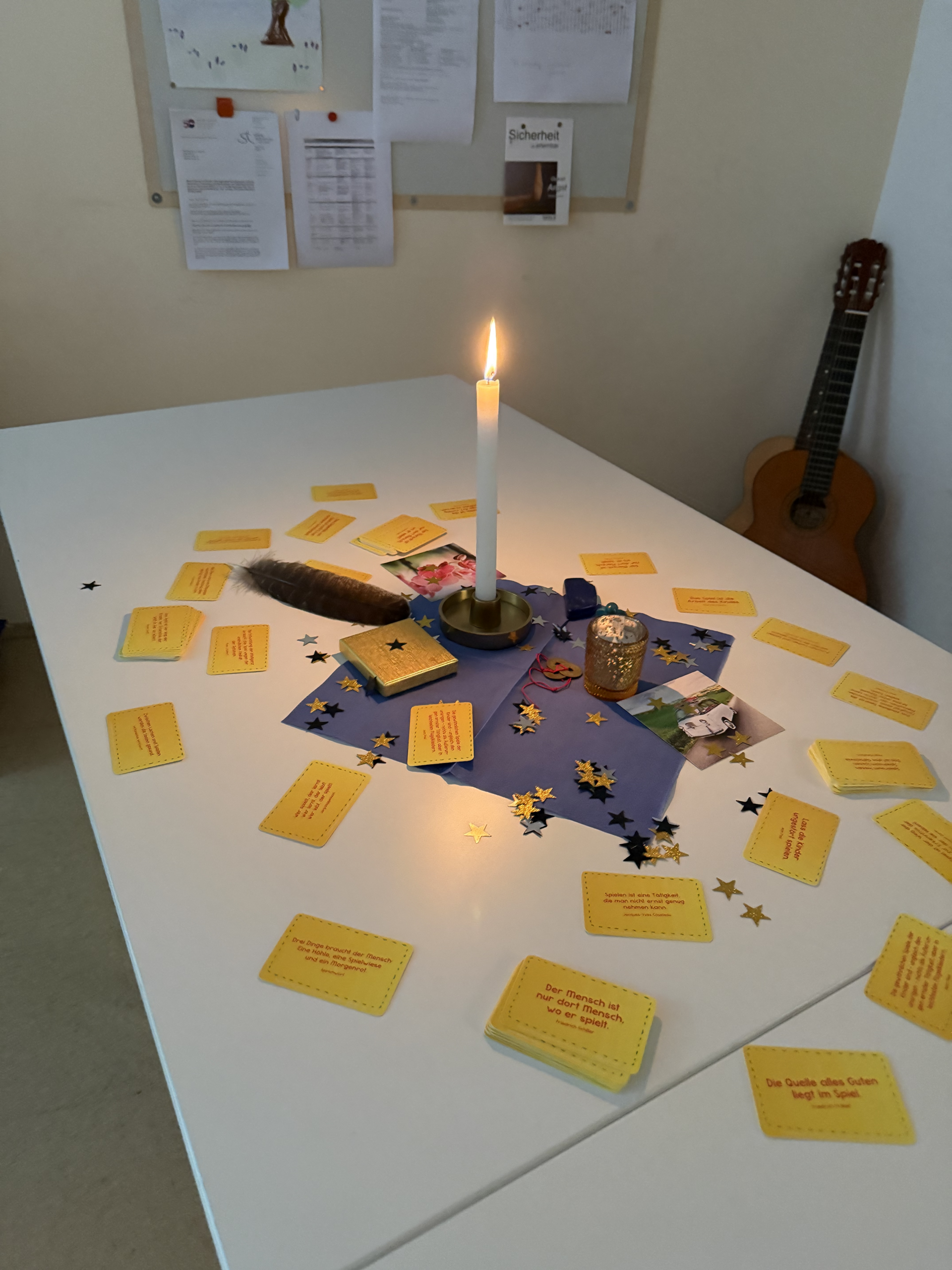 Pädagogische Atmosphäre mit Zitatkarte, Kerze und Gitarre